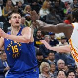 Clint Capela (à droite) tente de s'interposer devant Nikola Jokic. KEYSTONE/AP/David Zalubowski
